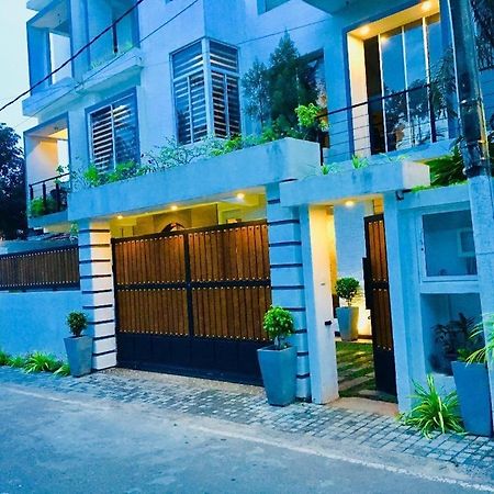 8 Plus Luxury Apartments Негомбо Екстериор снимка