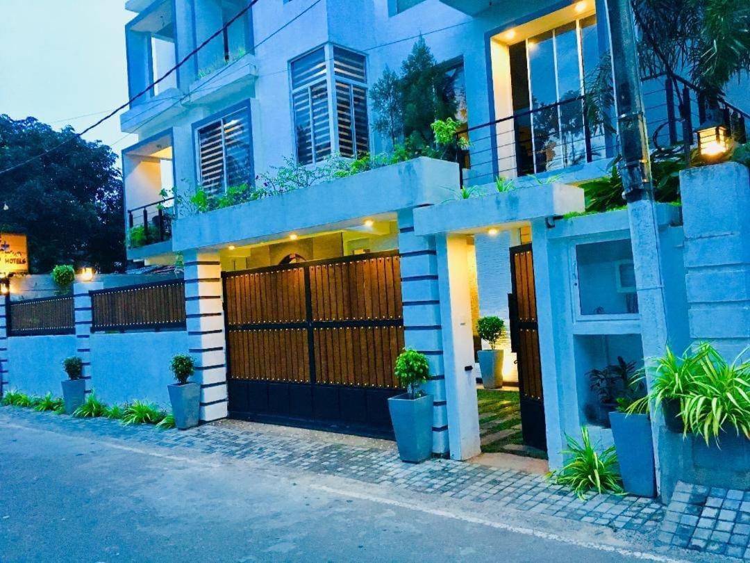8 Plus Luxury Apartments Негомбо Екстериор снимка