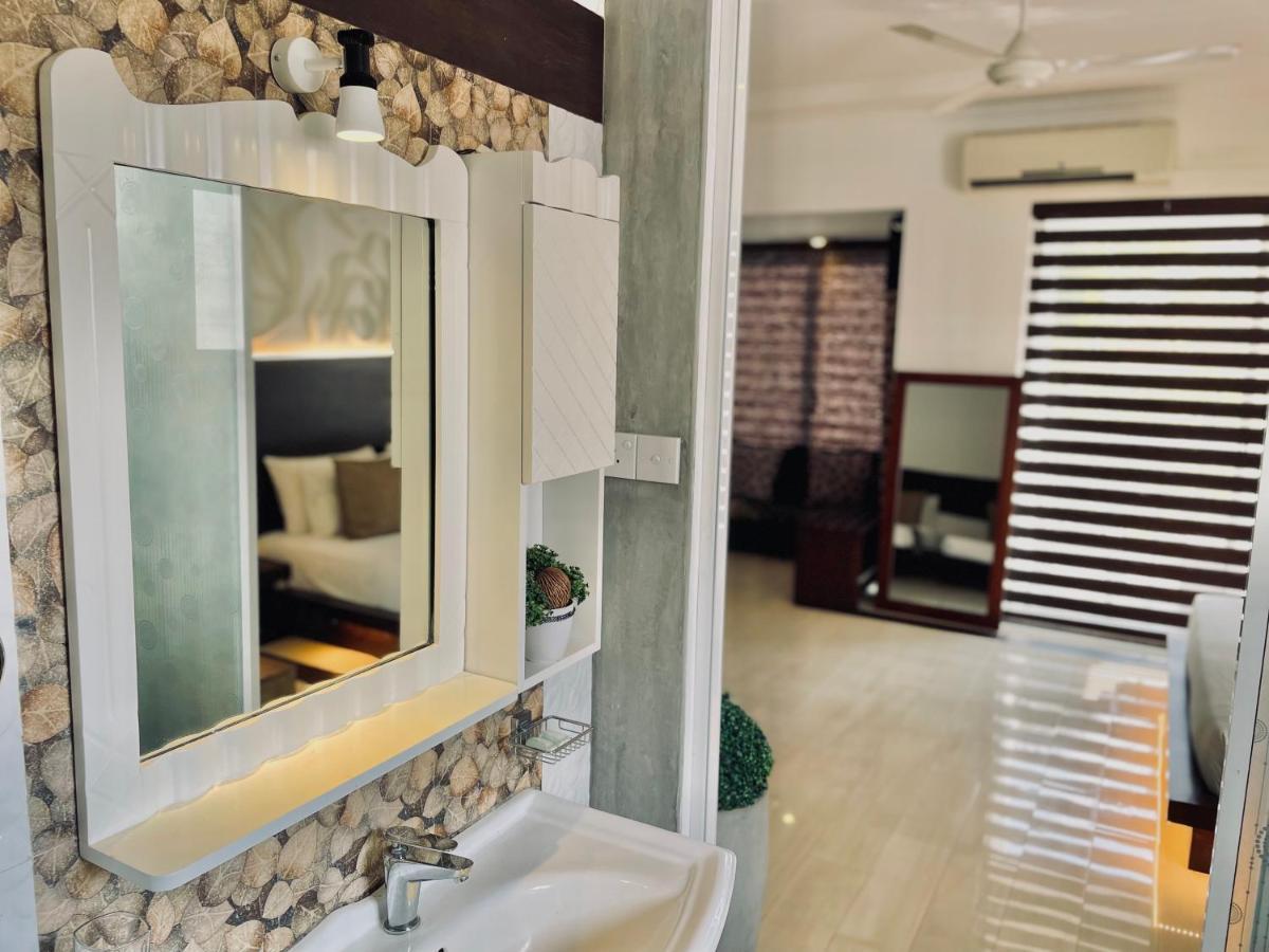 8 Plus Luxury Apartments Негомбо Екстериор снимка
